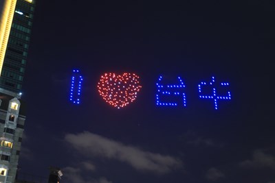 絢麗點亮夜空　台中購物節300架無人機展演